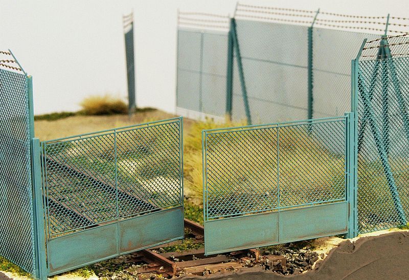 Chain mesh gate for high fence, 1:120