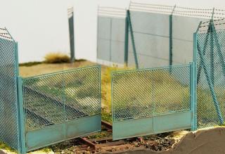 Chain mesh gate for high fence, 1:72/1:87